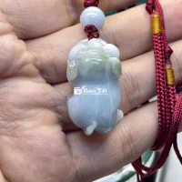 Trưa cày cậy lụ cho ngày mới nhiệt huyết. Nếu bạn muốn có một món đồ phụ kiện thời trang độc đáo và ý nghĩa, hãy thăm khúc cảnh hấp dẫn ngay sau đây. Với thiết kế tỉ mỉ từ những chi tiết nhỏ nhất, dây đeo đá ngọc thiên nhiên Myanmar mang hình con heo xinh xắn sẽ là người bạn đồng hành không thể thiếu cho những ai yêu thích sự tinh tế và may mắn. 