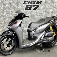 Chào mừng bạn đến với cửa hàng của chúng tôi! Chúng tôi đang có sẵn chiếc xe máy SHVN 125 với nhiều ưu đãi hấp dẫn dành cho bạn. Chiếc xe này đã được đăng ký vào năm 2020 và có biển số 83V1 - 00555, đảm bảo chính chủ và chất lượng.