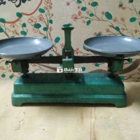 Cân dĩa xưa để bàn
