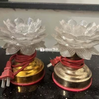 Bộ 2 đèn thờ hoa sen, đổi màu liên cảm ứng, đèn chế tác sẳn sắc nét với cường độ ánh sáng bắt mắt. Thích hợp lắp đặt và trang trí cho không gian thờ cúng như bàn thờ gia tiên, bàn thờ Phật,…Không những thế, còn sử dụng làm vật trang trí trong phòng khách mang đến cho gia chủ sự thanh cao, an lành.