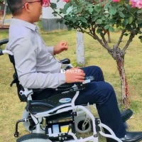 Xe lăn điện giúp người bệnh di chuyển dễ dàng hơn