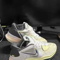 2 đôi bóng rổ Nike Kyrie Low 5 - Lebron 19 low