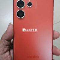Chào bán Samsung S23 Ultra VN 512GB màu đỏ full box, mới mua dòng mới cần bán lại. Máy đang sử dụng, đầy đủ phụ kiện, bản màu đỏ đặc biệt, hiếm có. Máy được bảo quản kỹ lưỡng, keo viền còn nguyên, màn hình đẹp, đã dán film bảo vệ, camera sau cũng được dán kính cường lực. Không có vết trầy xước lớn, chỉ có một số vết nhỏ theo thời gian sử dụng, tổng thể đẹp 98%. Tặng kèm ốp lưng UAG cao cấp. Giá cả thương lượng, ưu tiên người mua nhanh chóng. Cảm ơn mọi người đã quan tâm!  