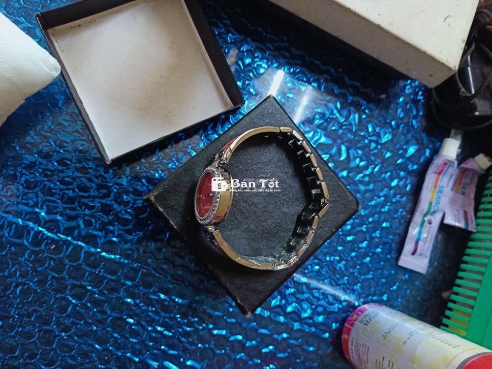 Đồng hồ thời trang kính sapphire chưa đeo.