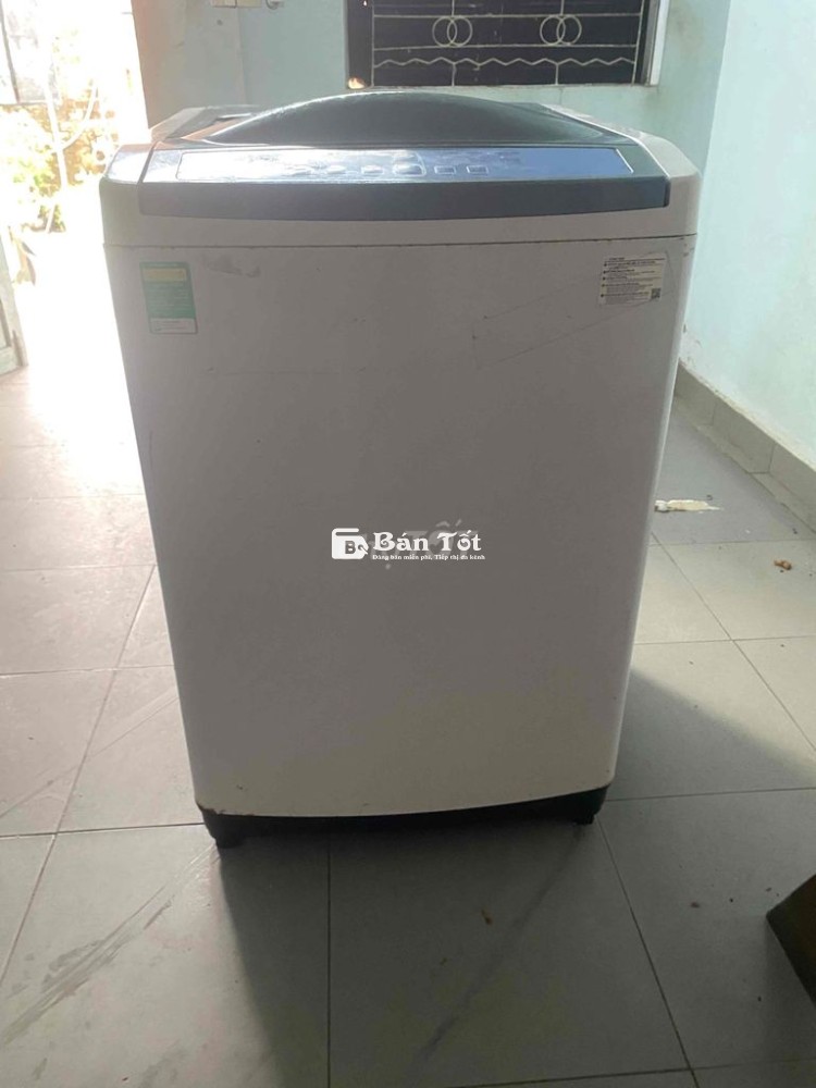 có chiếc máy giặt đang sử dụng