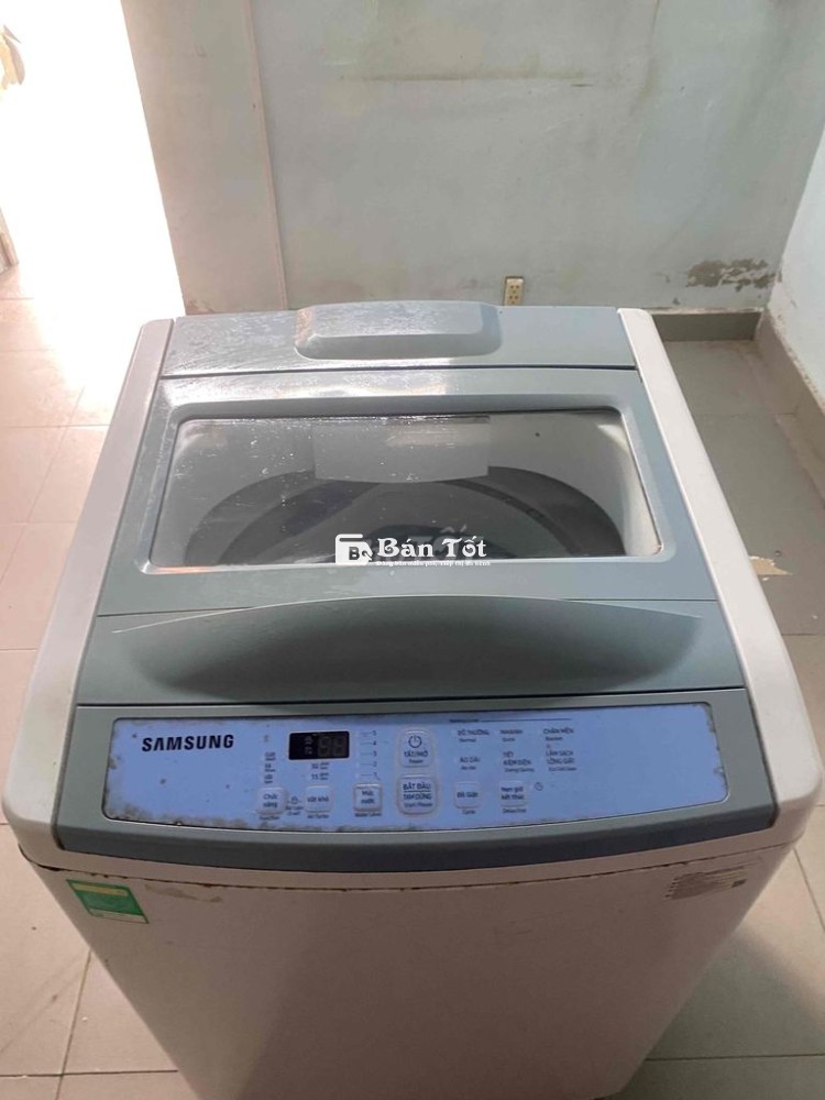 có chiếc máy giặt đang sử dụng