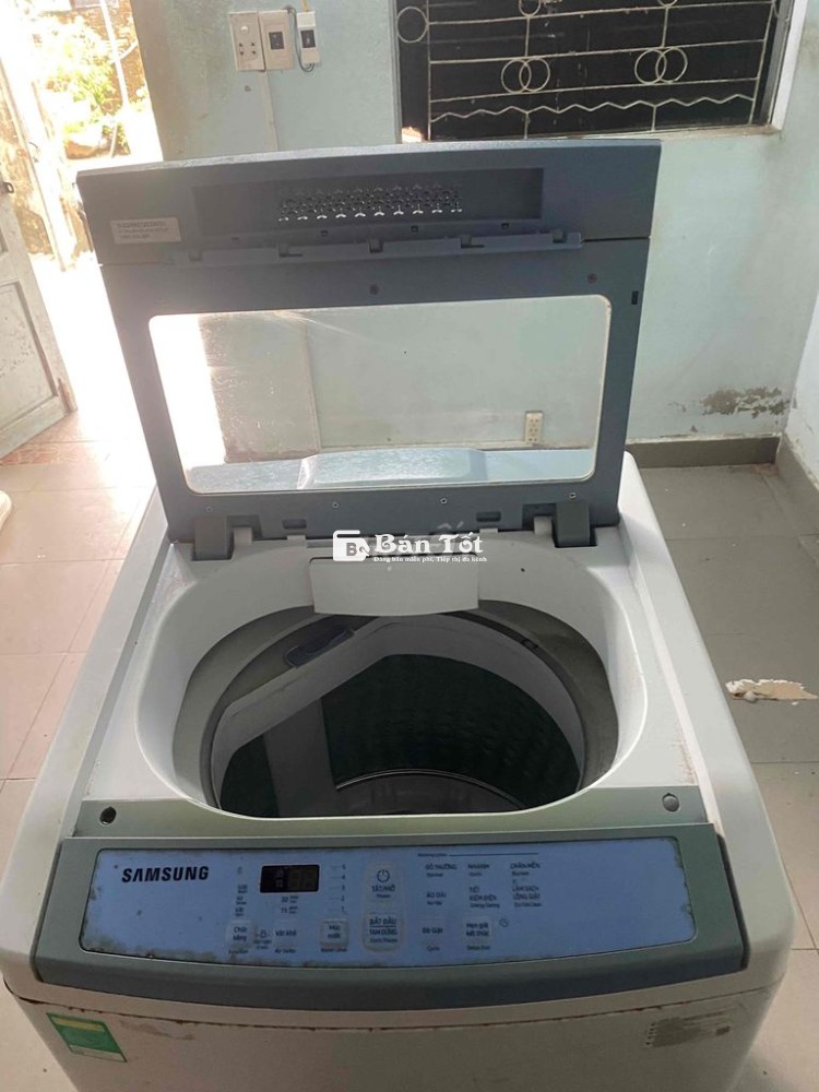 có chiếc máy giặt đang sử dụng