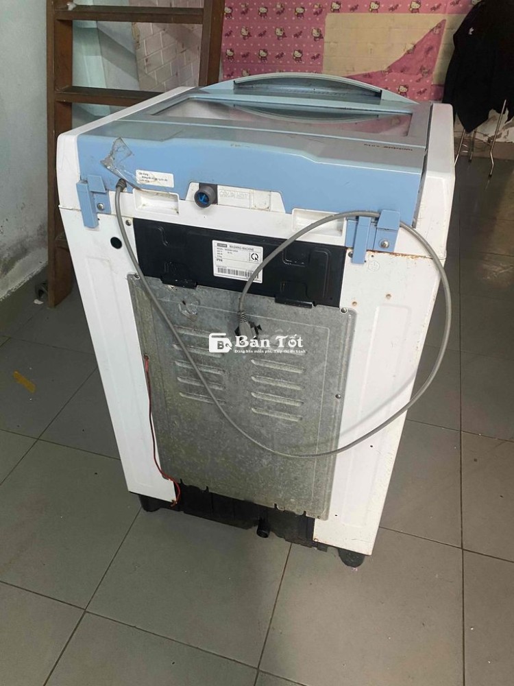có chiếc máy giặt đang sử dụng