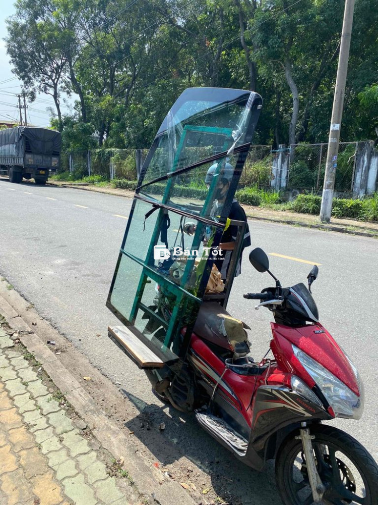 cần người phụ lắp kính xe hơi