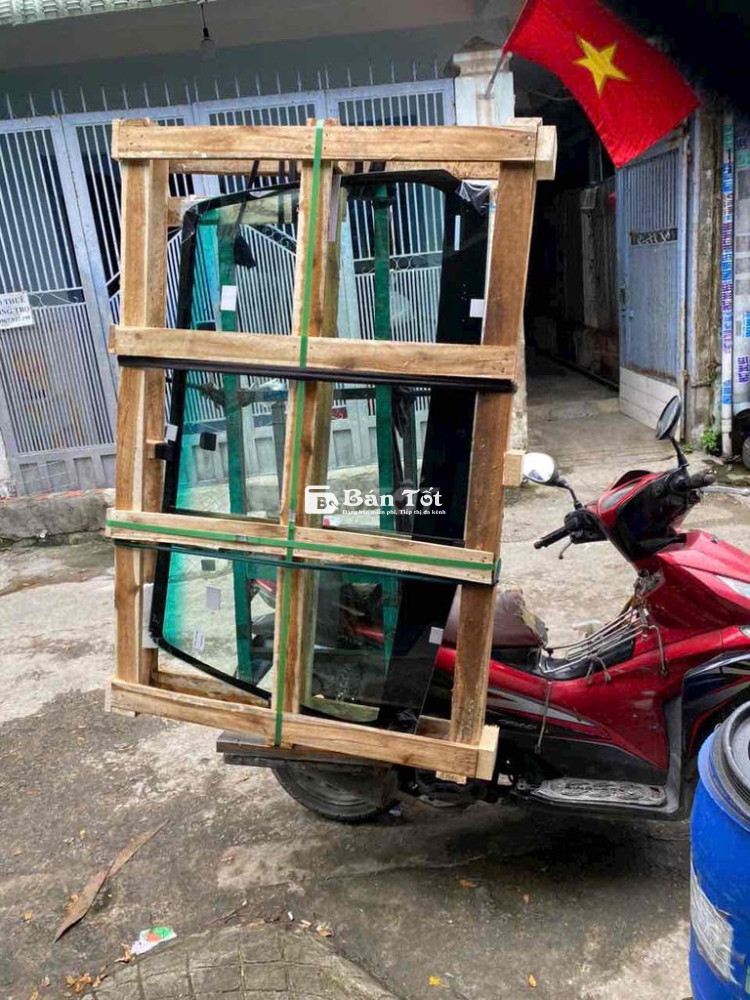 cần người phụ lắp kính xe hơi