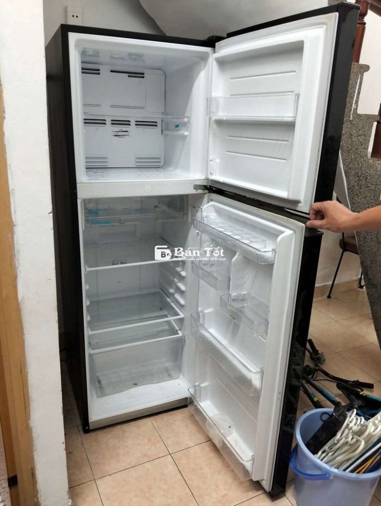 Thanh lý tủ lạnh Toshiba đen 233L
