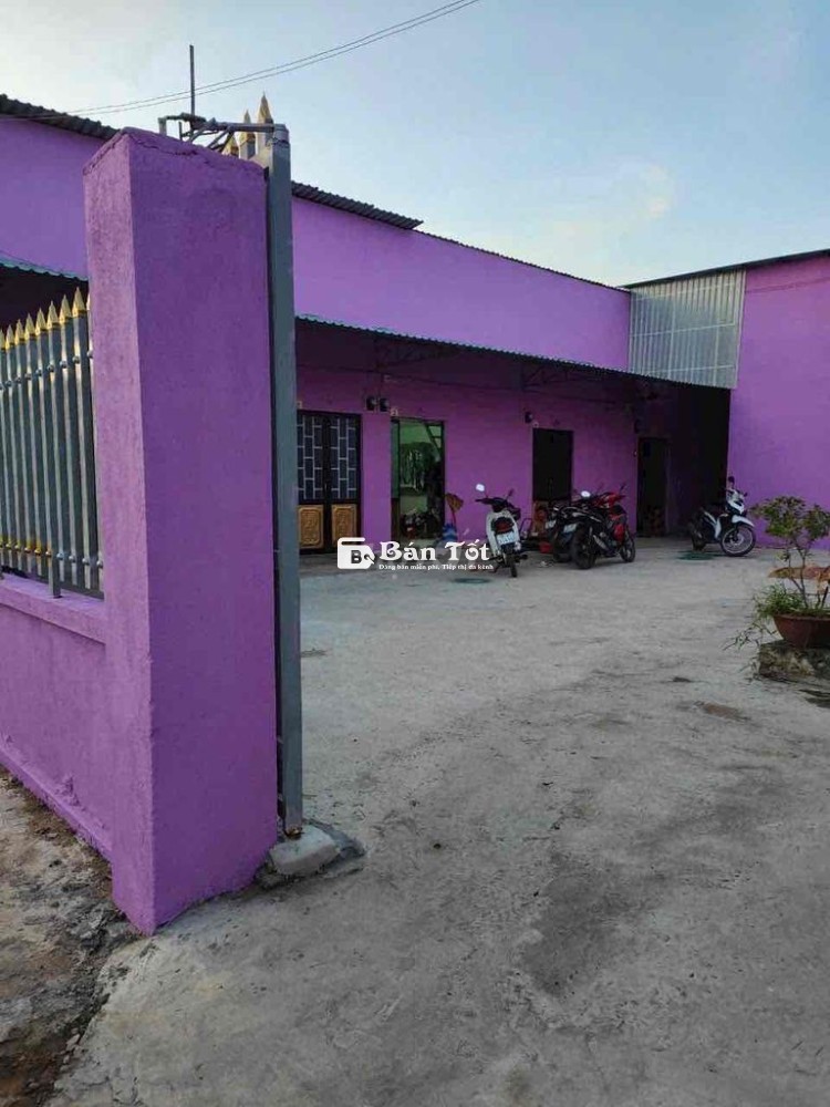 Bán dãy 12 phòng trọ gác, Căn Nhà cấp 4, DT: 749m2, 600m2 TC, SHR