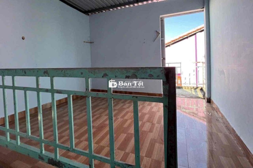 Bán dãy 12 phòng trọ gác, Căn Nhà cấp 4, DT: 749m2, 600m2 TC, SHR