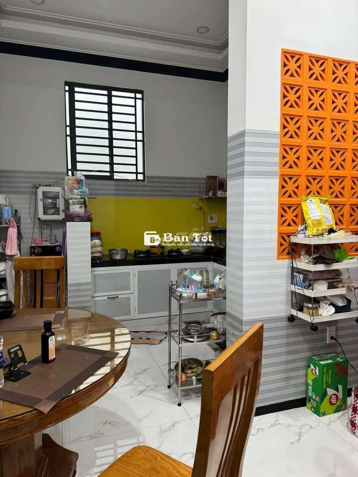 Nhà ở sau lưng đền thờ phạm hùng