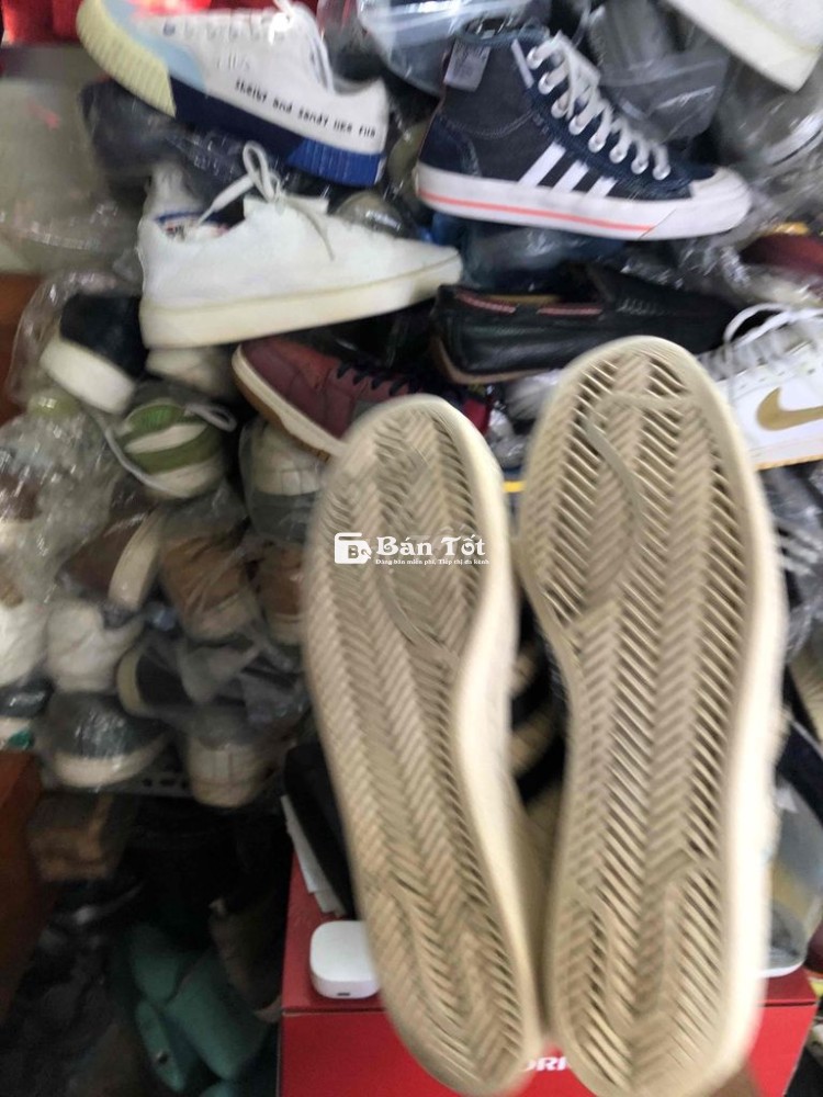 một em Adidas sò size 40-41 đi OK