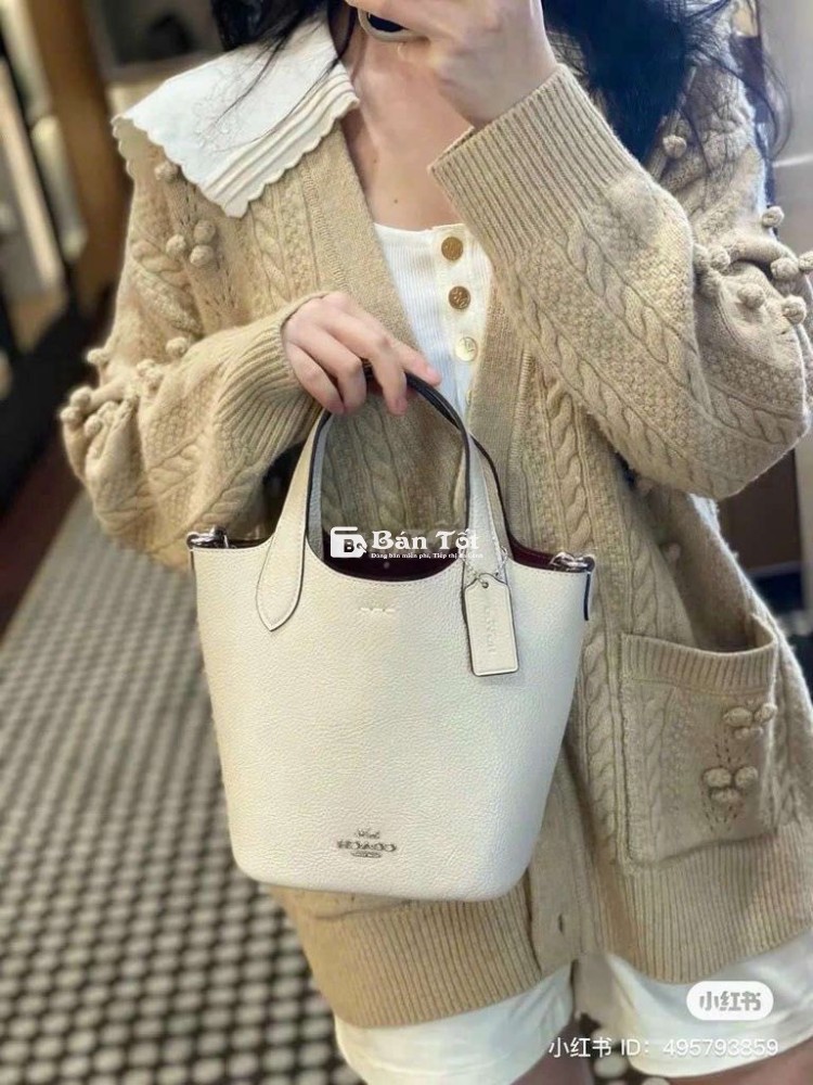 Hanna Bucket Bag .
