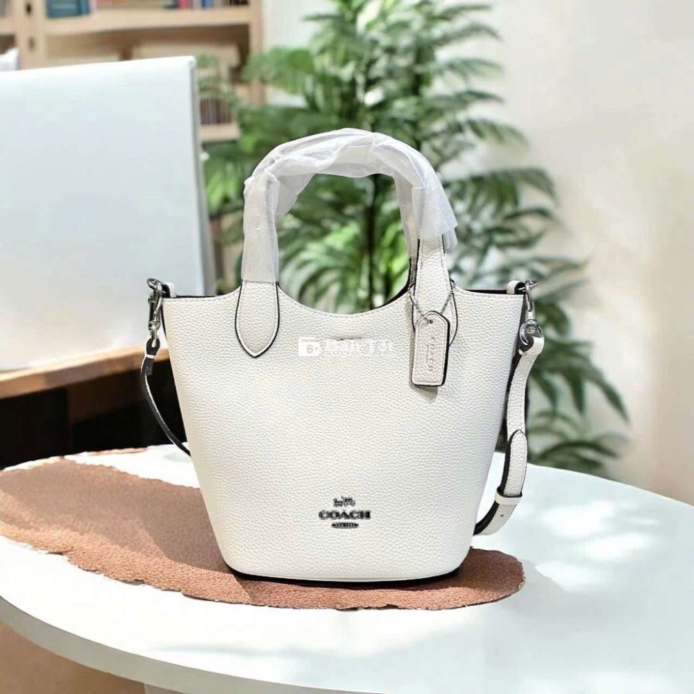 Hanna Bucket Bag .