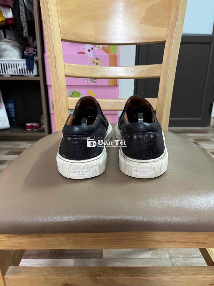 Givenchy ( authentic) mua mới trên dưới 15tr