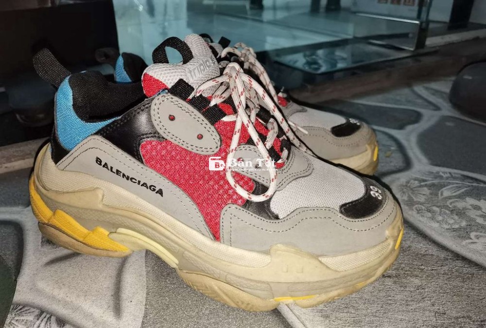 Cần pass giày size 39-40 như hình