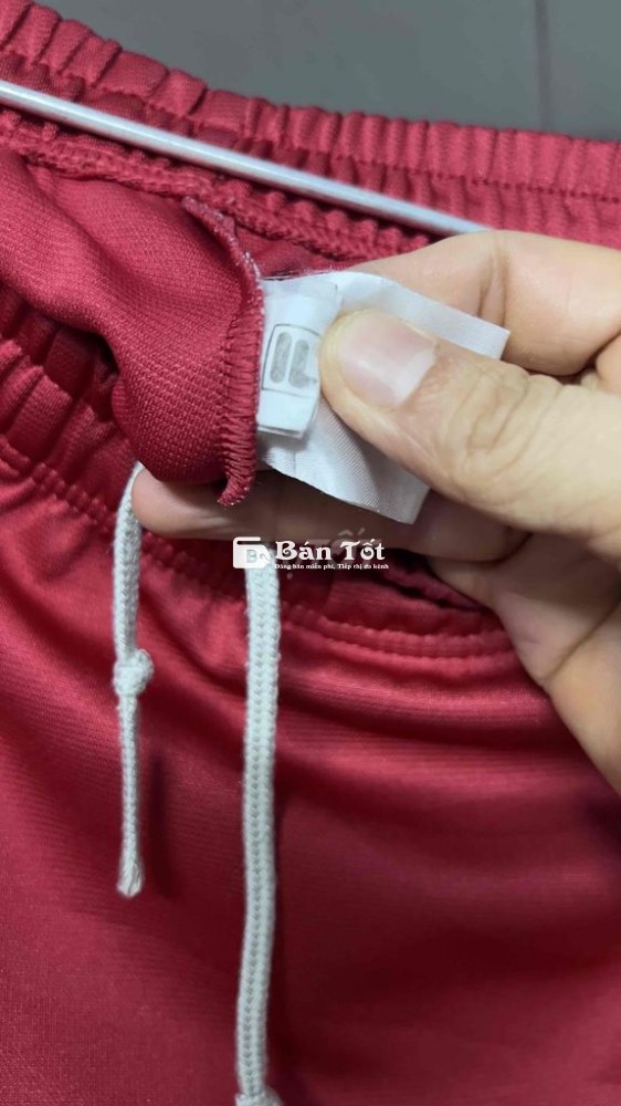 áo thun hiệu Adidas với quần đùi fie chính xác