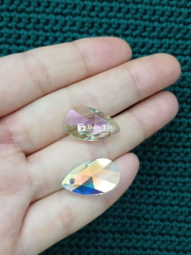 Hai viên pha lê hãng SWAROVSKI mới nguyên bao bì.