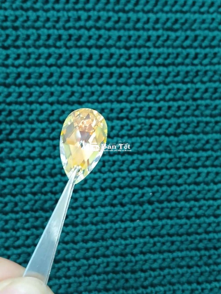 Hai viên pha lê hãng SWAROVSKI mới nguyên bao bì.