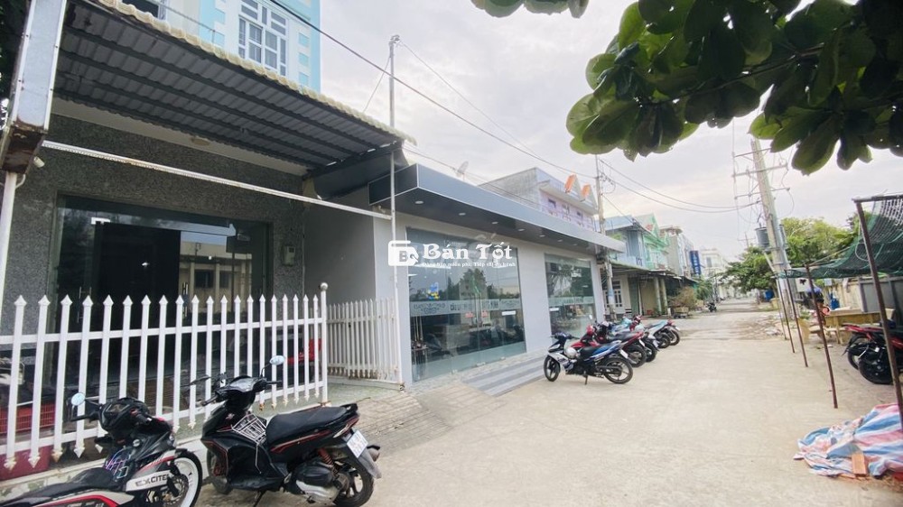 Nhà Gành Hào - nhà ngay chợ, kinh doanh buôn bán được