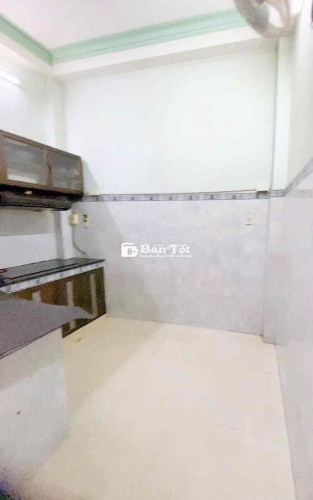 Phòng khu sinh viên có bếp sạch sẽ có cửa sổ nguyễn kiệm