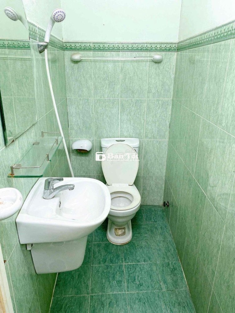 Phòng khu sinh viên có bếp sạch sẽ có cửa sổ nguyễn kiệm
