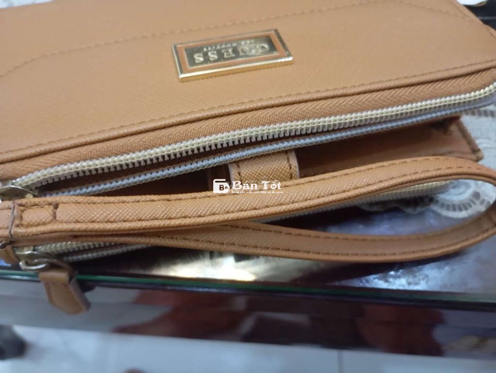 Ví Cầm Tay Guess