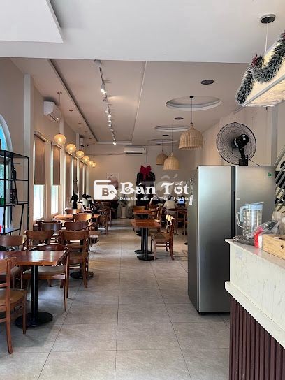 nhân viên phục vụ quán cafe ở làng đại học