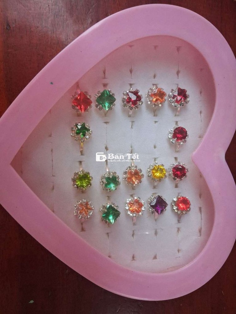 Bán 17 chiếc nhẫn tặng 1 cái mắt kính