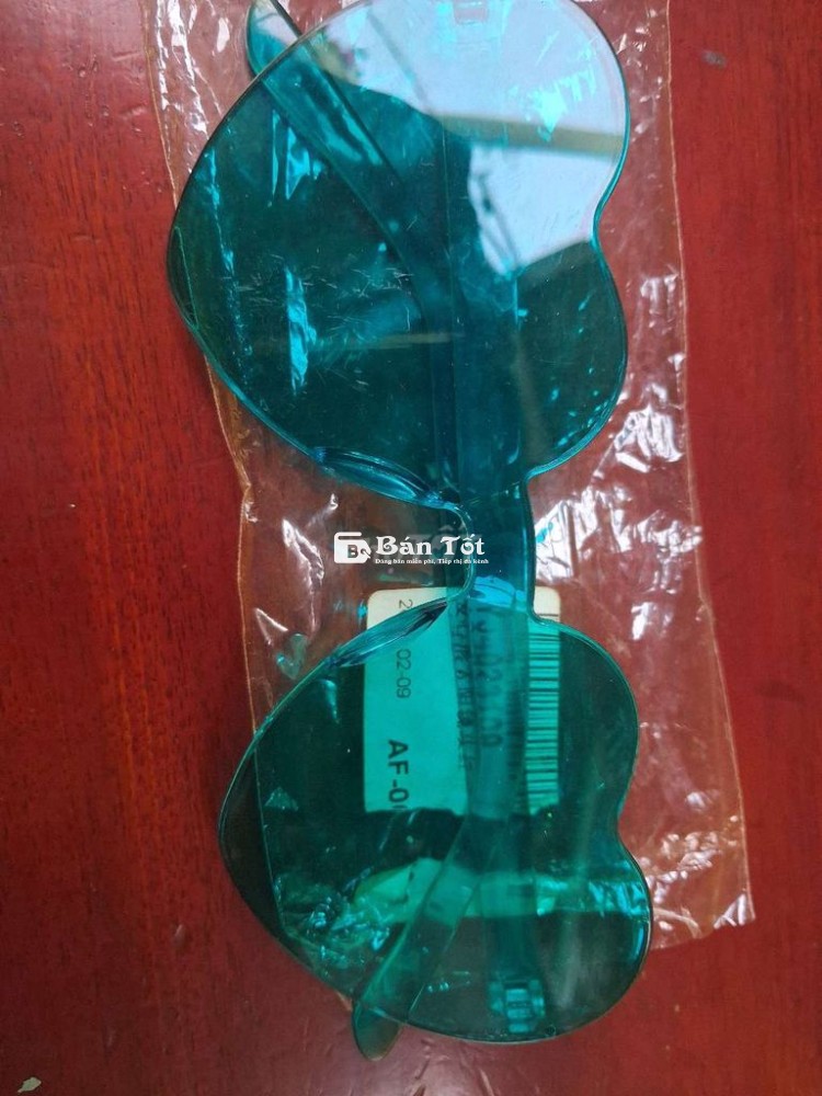 Bán 17 chiếc nhẫn tặng 1 cái mắt kính