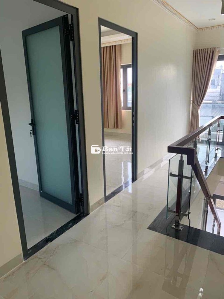 chủ bán nhà trệt 2 lầu mới tinh , đường nhựa 5 m thông gần y tế dĩ an