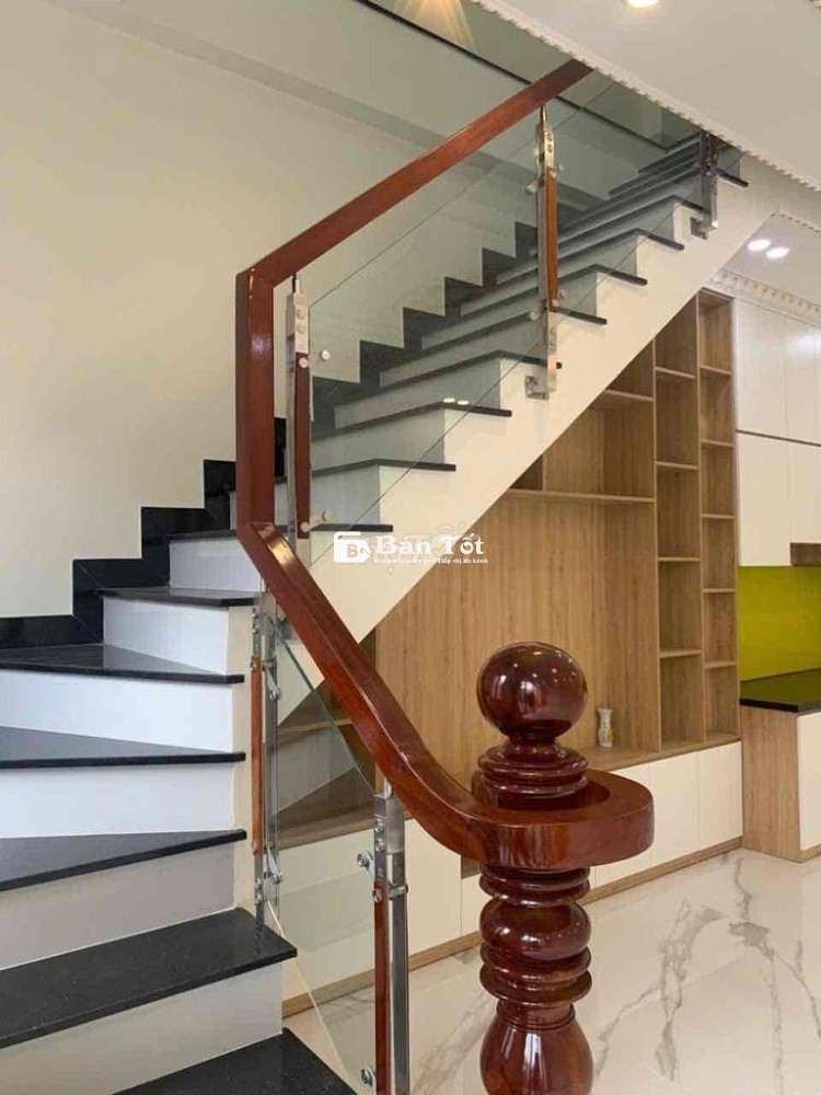 chủ bán nhà trệt 2 lầu mới tinh , đường nhựa 5 m thông gần y tế dĩ an