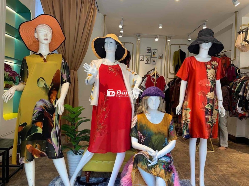 Tuyển nhân viên nữ bán quần áo