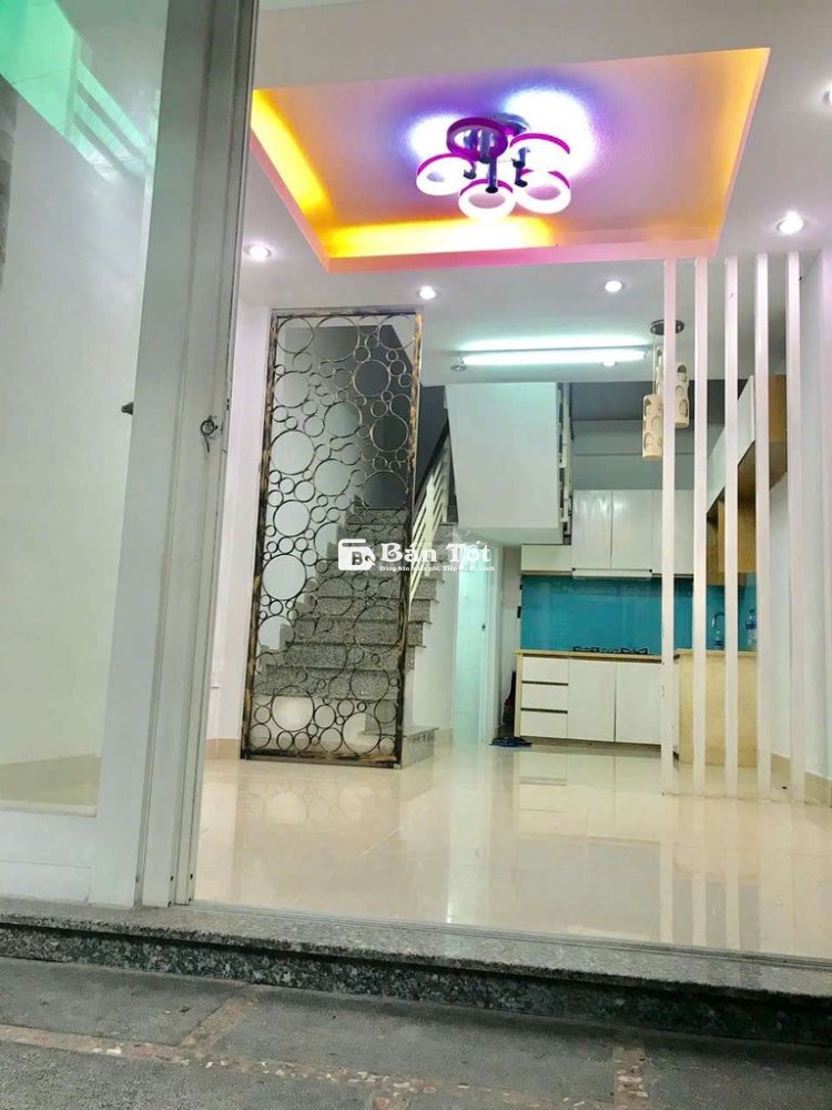 Nhà ngay ngã tư Âu Cơ và Lạc Long Quân