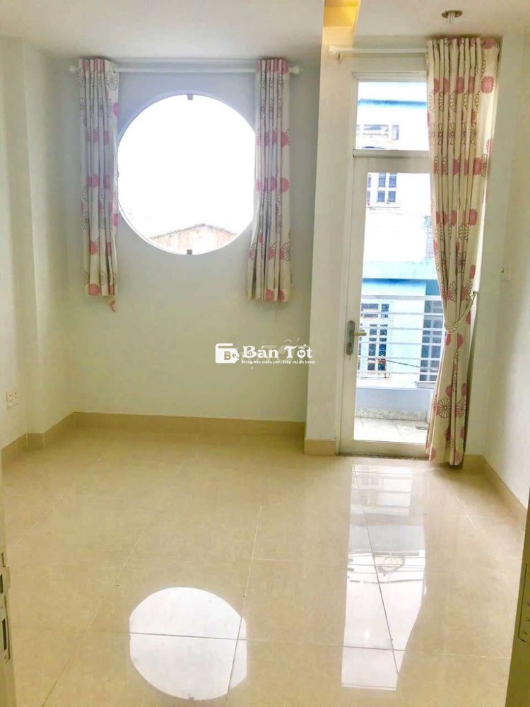 Nhà ngay ngã tư Âu Cơ và Lạc Long Quân