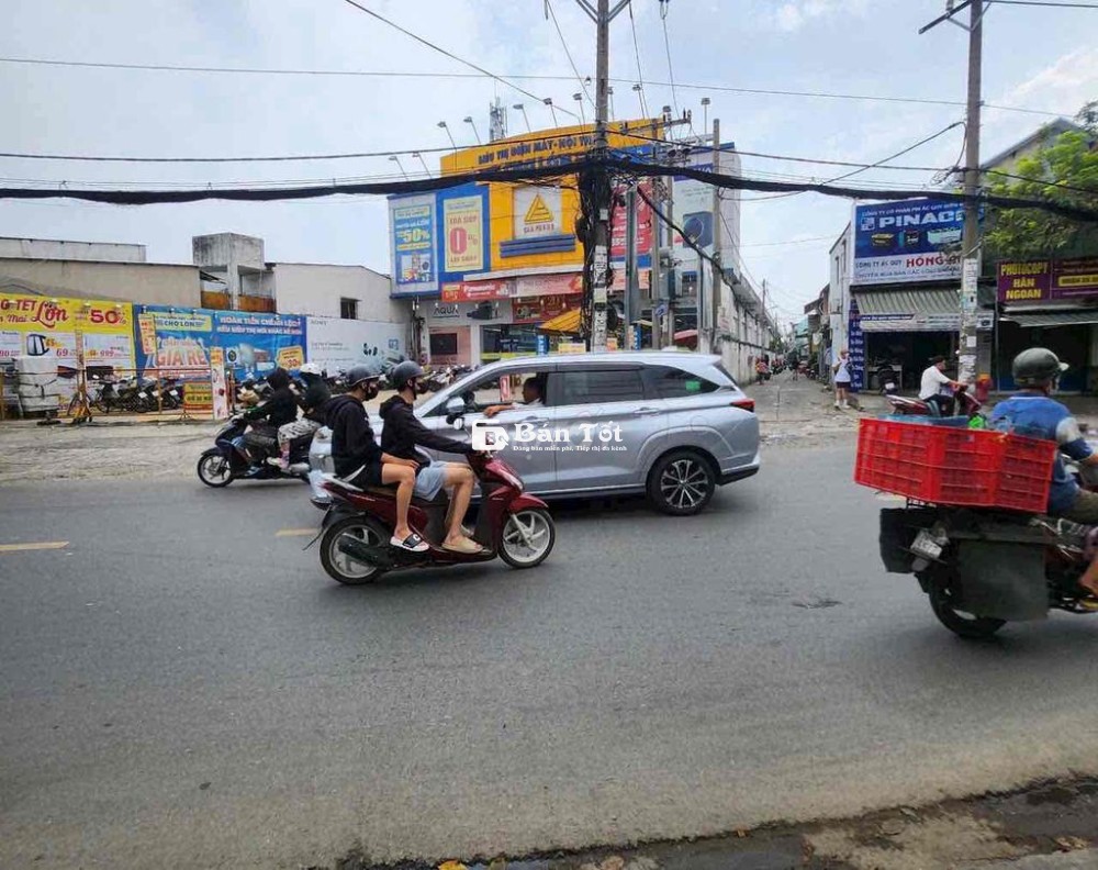 Nhà cũ tiện sửa chữa hoặc xây mới sát mặt tiền Hương Lộ 2 Bình Tân