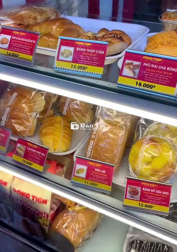Nhân viên bán bánh mỳ