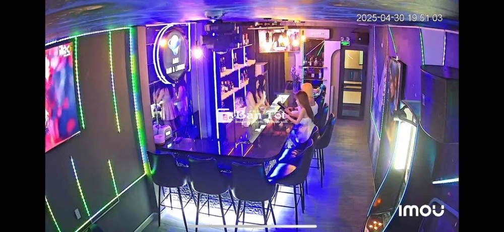Nhân viên phục vụ nhà hàng tại Quận 1