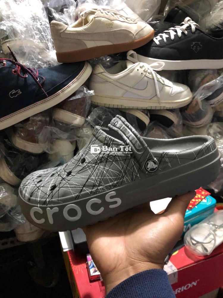 có mấy em sục Crocs size 40-41 đi OK