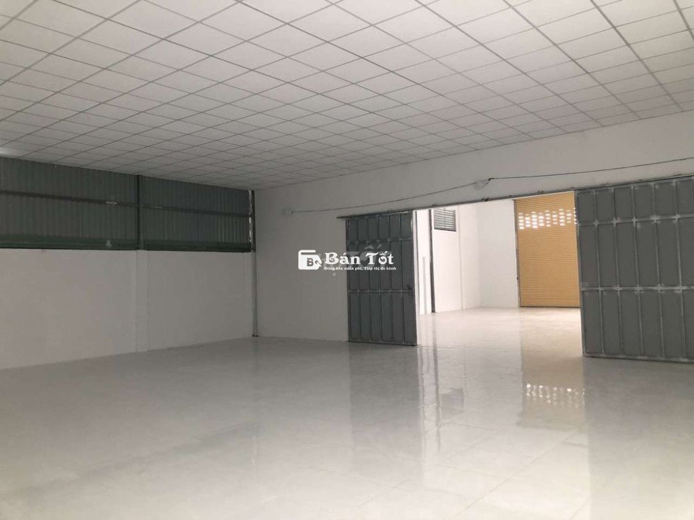 Xưởng mới tinh chưa bốc tem. Trần cao thoáng mát