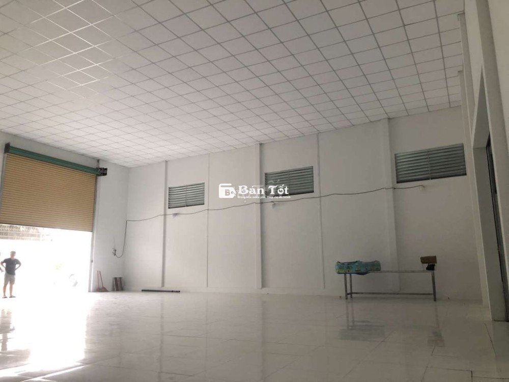 Xưởng mới tinh chưa bốc tem. Trần cao thoáng mát