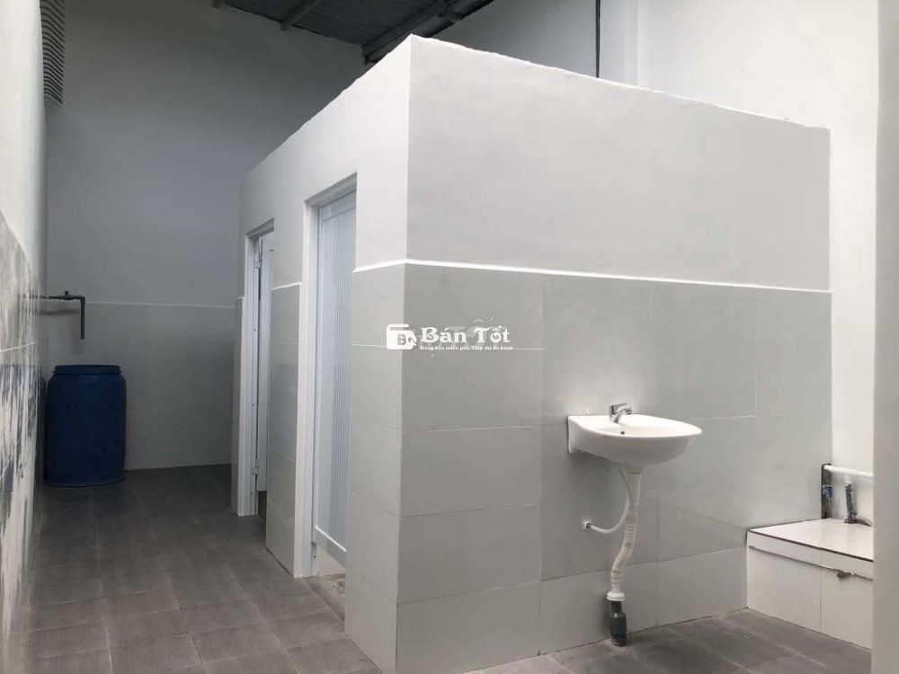 Xưởng mới tinh chưa bốc tem. Trần cao thoáng mát