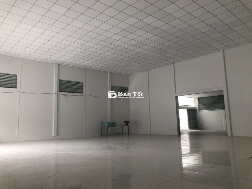 Xưởng mới tinh chưa bốc tem. Trần cao thoáng mát