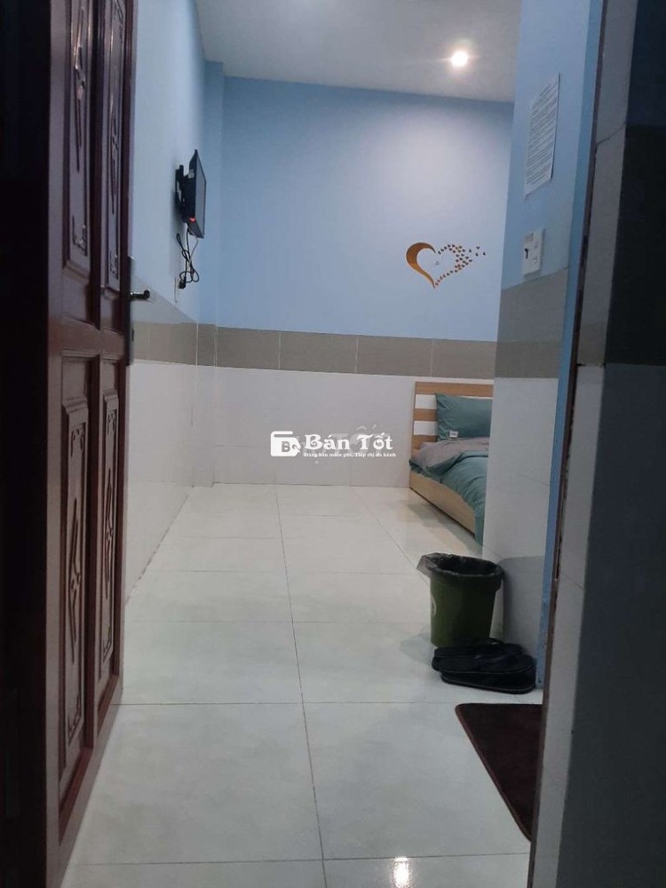 Tuyển 2 lễ tân, 2 tạp vụ ưu tiên ở lại