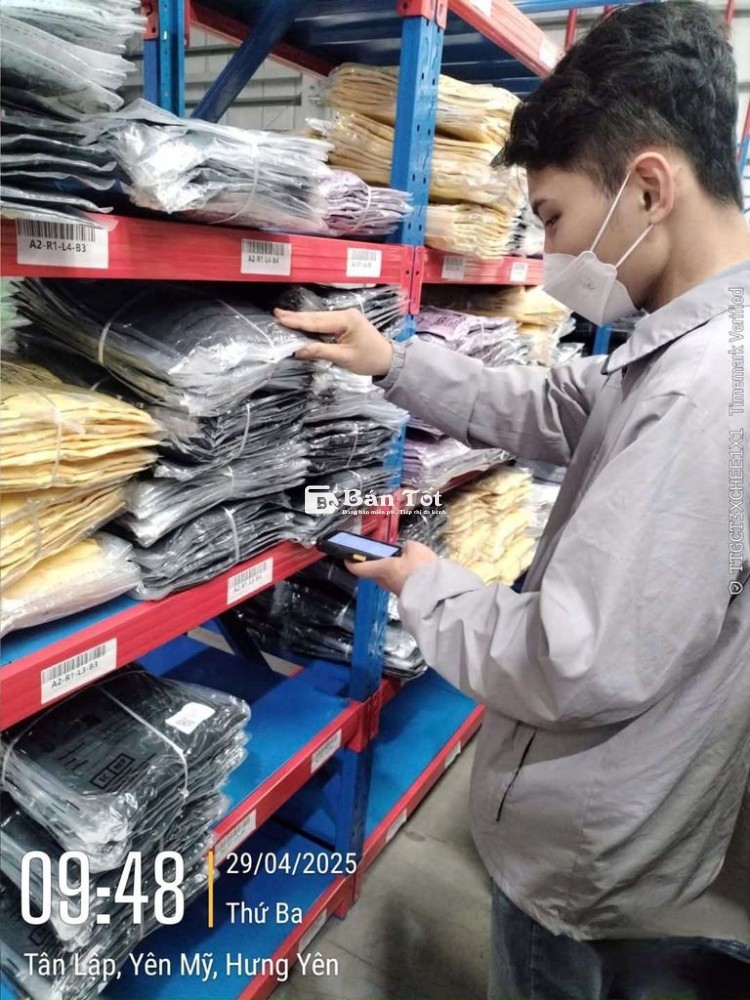 Tuyên nhân viên đóng gói