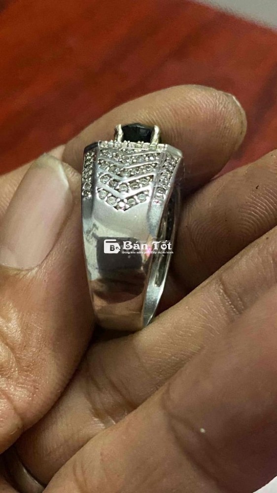 cần bán chiếc nhẫn bạc