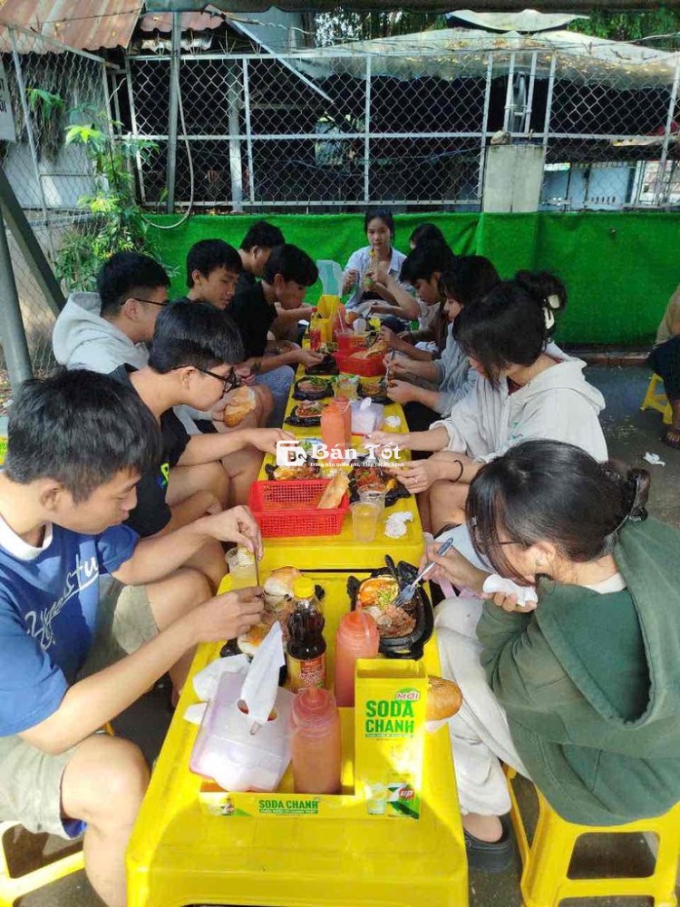 Sang quán bò né bánh mì chảo